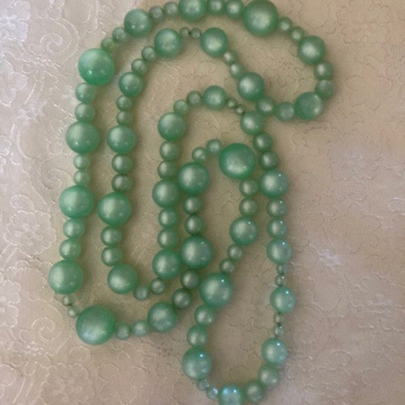 Vintage Opalescence Green Bead Necklace - Picture 3 of 6